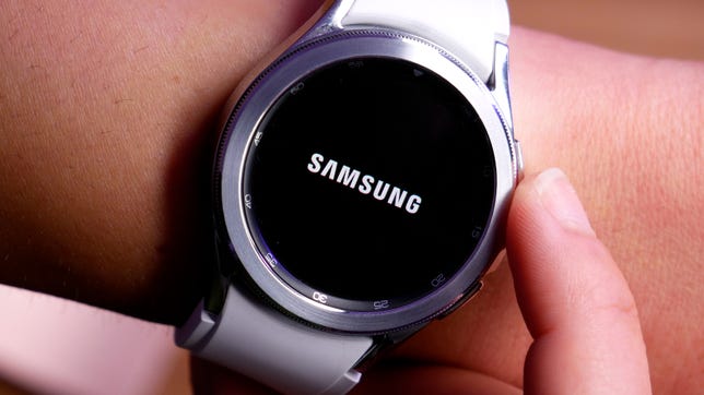 Galaxy Watch 4 avec le logo Samsung sur son visage