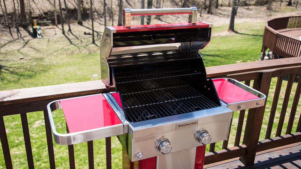 A silver and pink grill