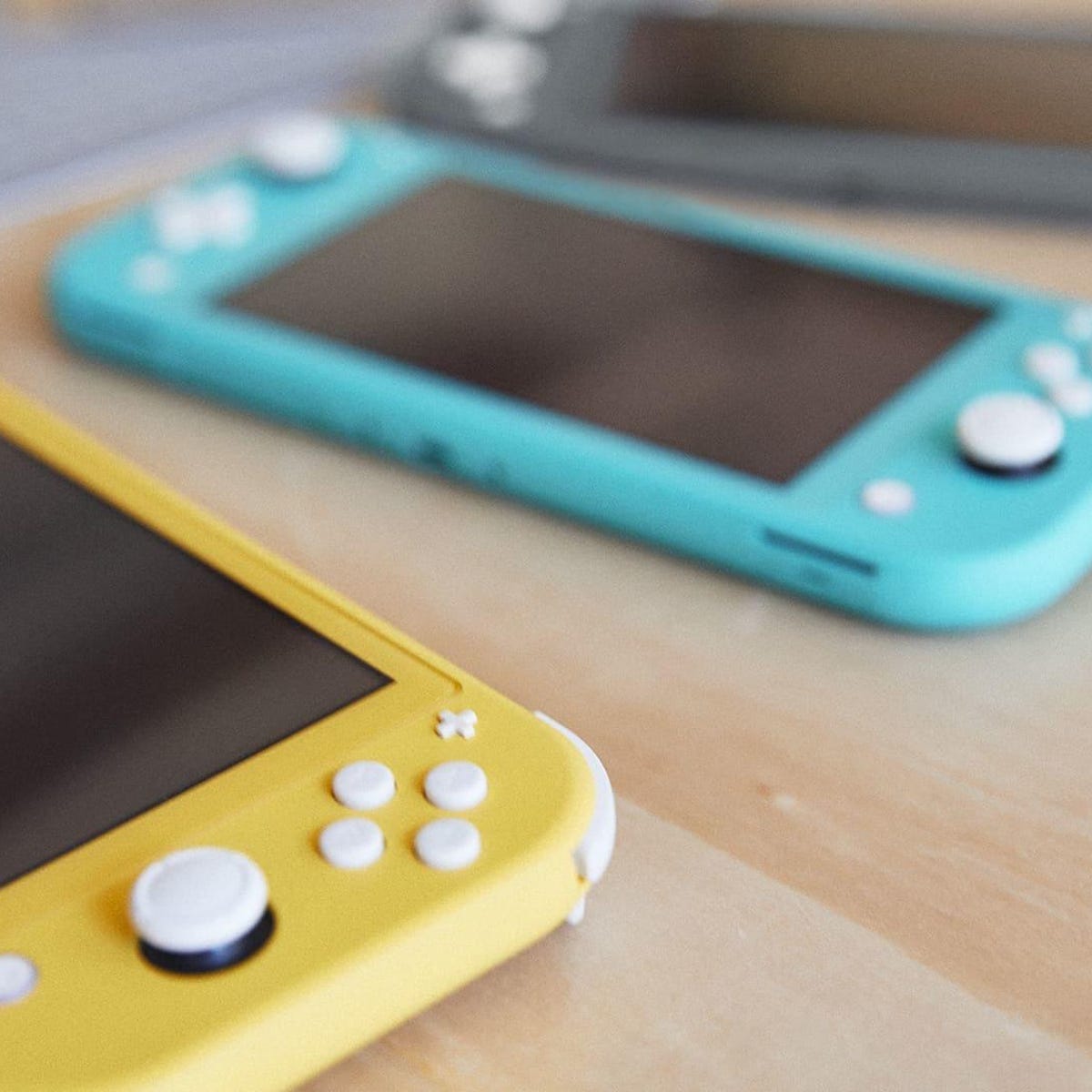 leje Vægt Fremkald Nintendo Switch Lite vs. Apple iPod Touch: Which is the best $200 gaming  handheld for kids? - CNET