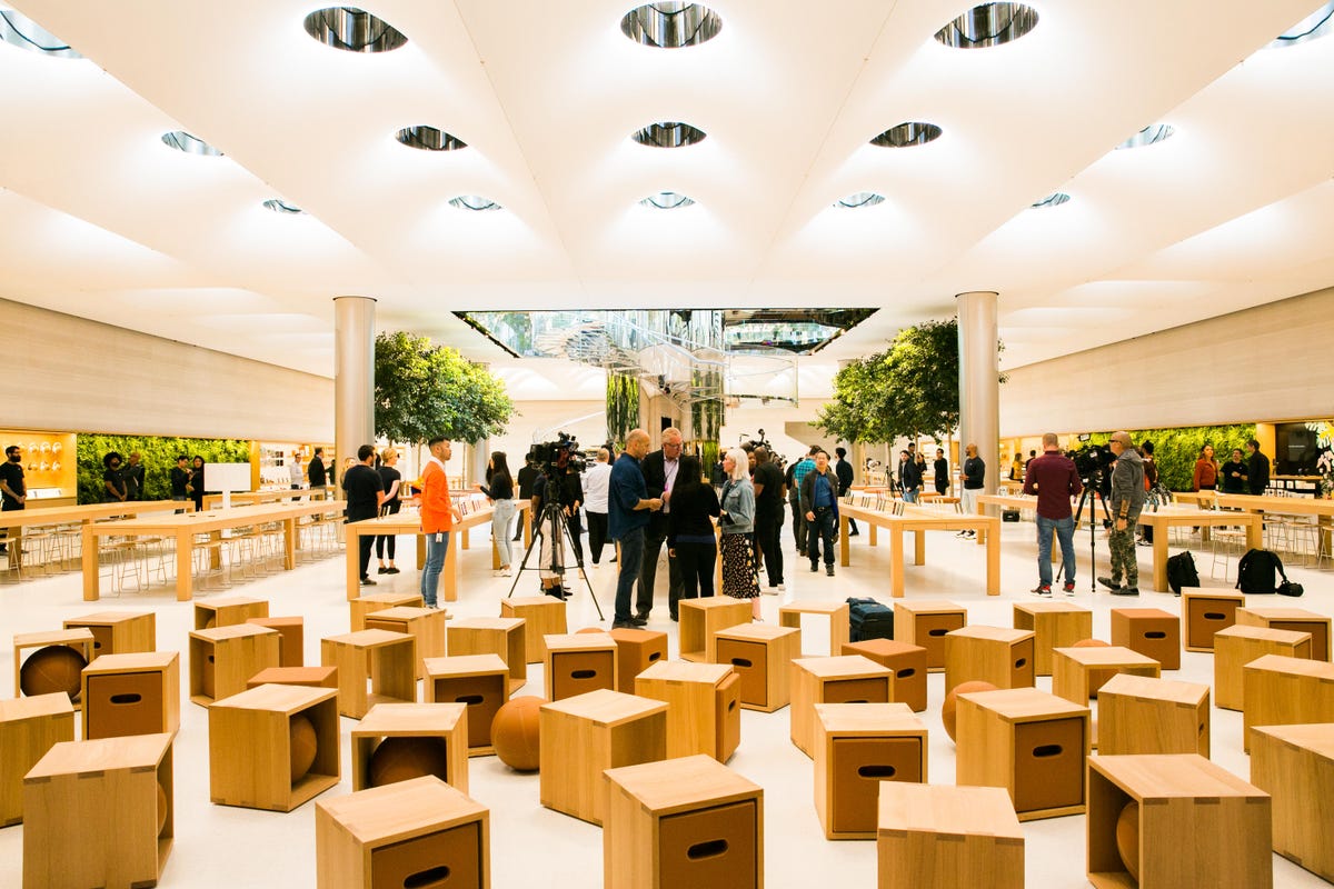 014-apple-store-fifth-avenue-the-cube-reopening-2019