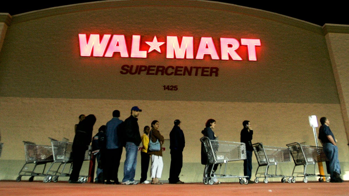 Walmart gives workers off on Thanksgiving.