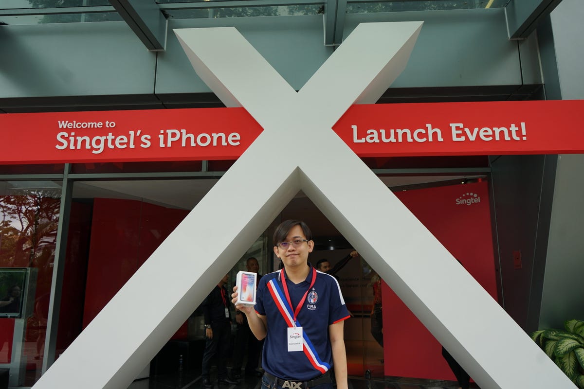 congratulations-to-wang-wei-hong-for-being-the-first-singtel-customer-to-get-the-coveted-iphone-x