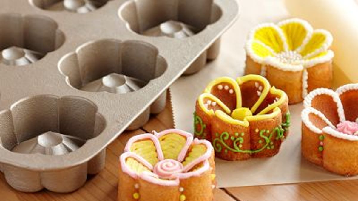 The Buttercup Cakelet Pan