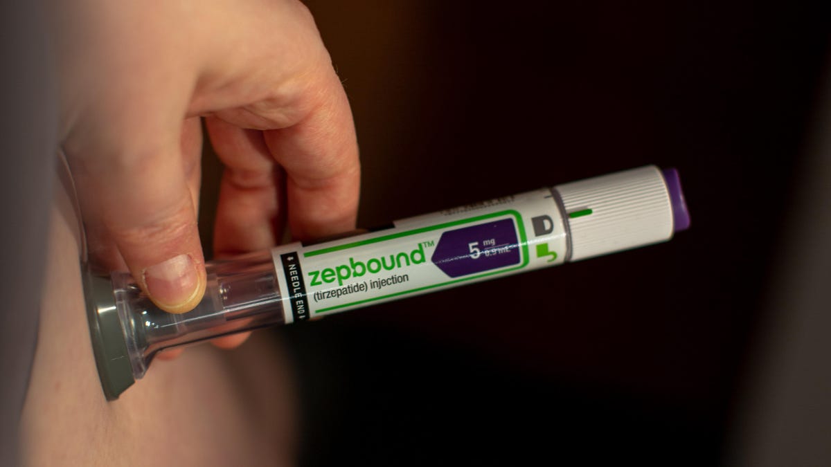 Someone injects themselves with Zepbound