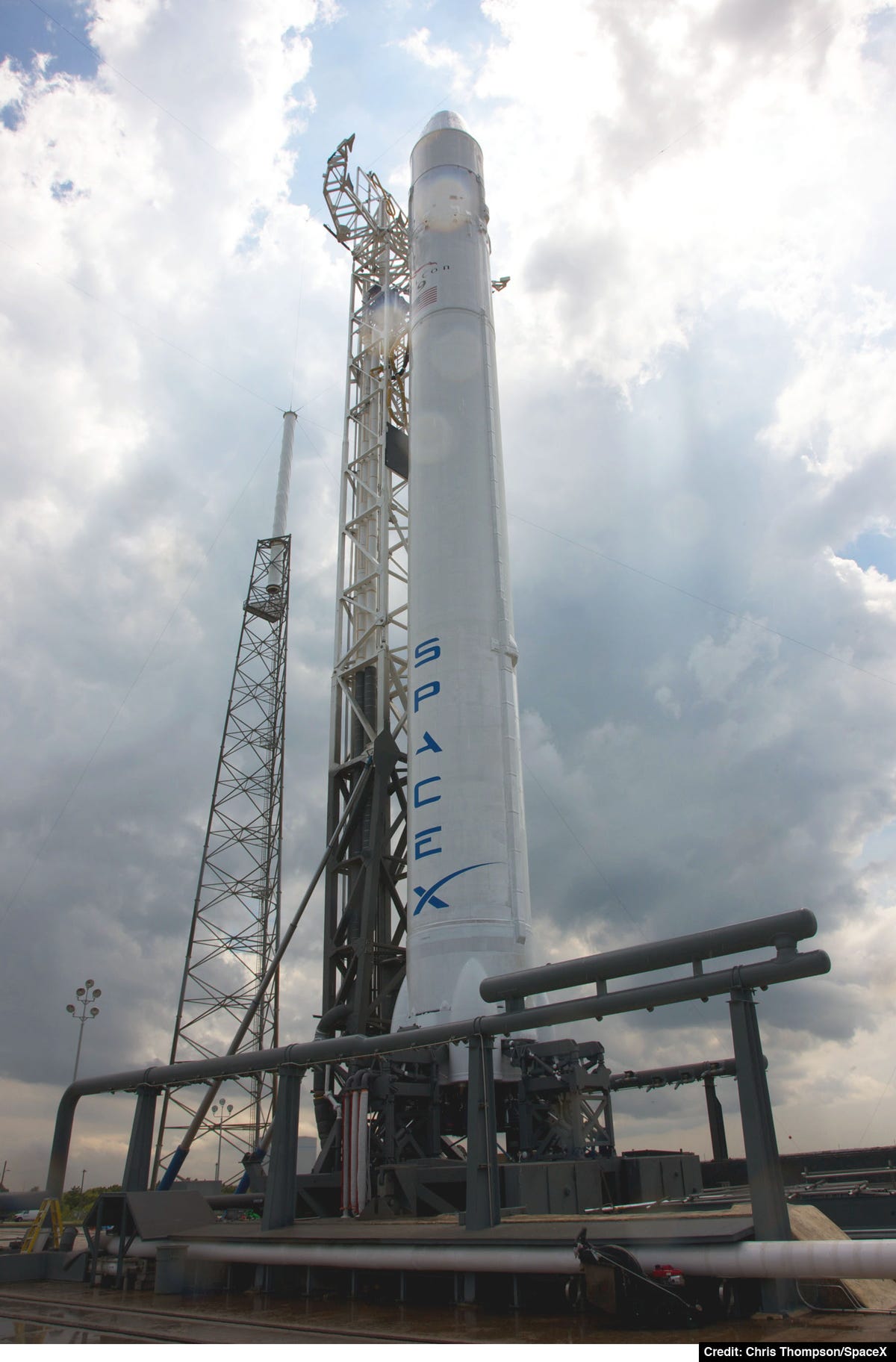 20100602_Falcon9vertical_Cred_ChrisThompsonSpaceX_4F7F7688.jpg