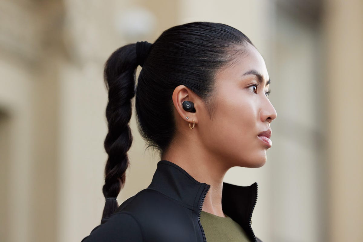 woman wearing black earbud