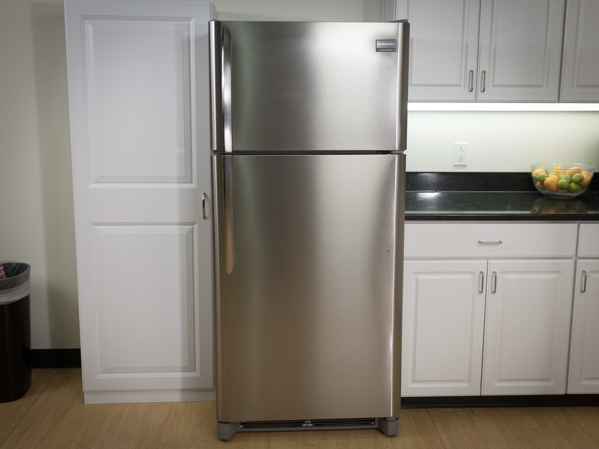 Frigidaire Gallery FGTR1845QF 18 Cu Ft Top Freezer Refrigerator review:  Frigidaire's little top freezer model outclasses its big brothers - CNET