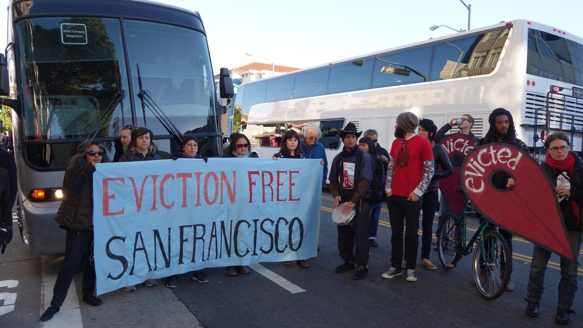 Protest blocks Apple bus as Google bus passes