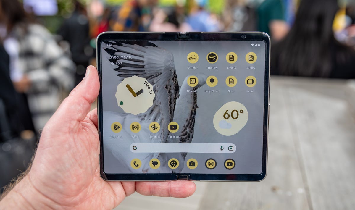 Un smartphone Pixel Fold avec des widgets et des icônes d'application sur son écran de 7,6 pouces