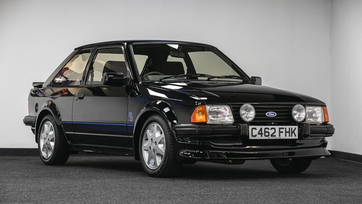Front 3/4 view of Princess Diana&apos;s black 1985 Ford Escort RS Turbo