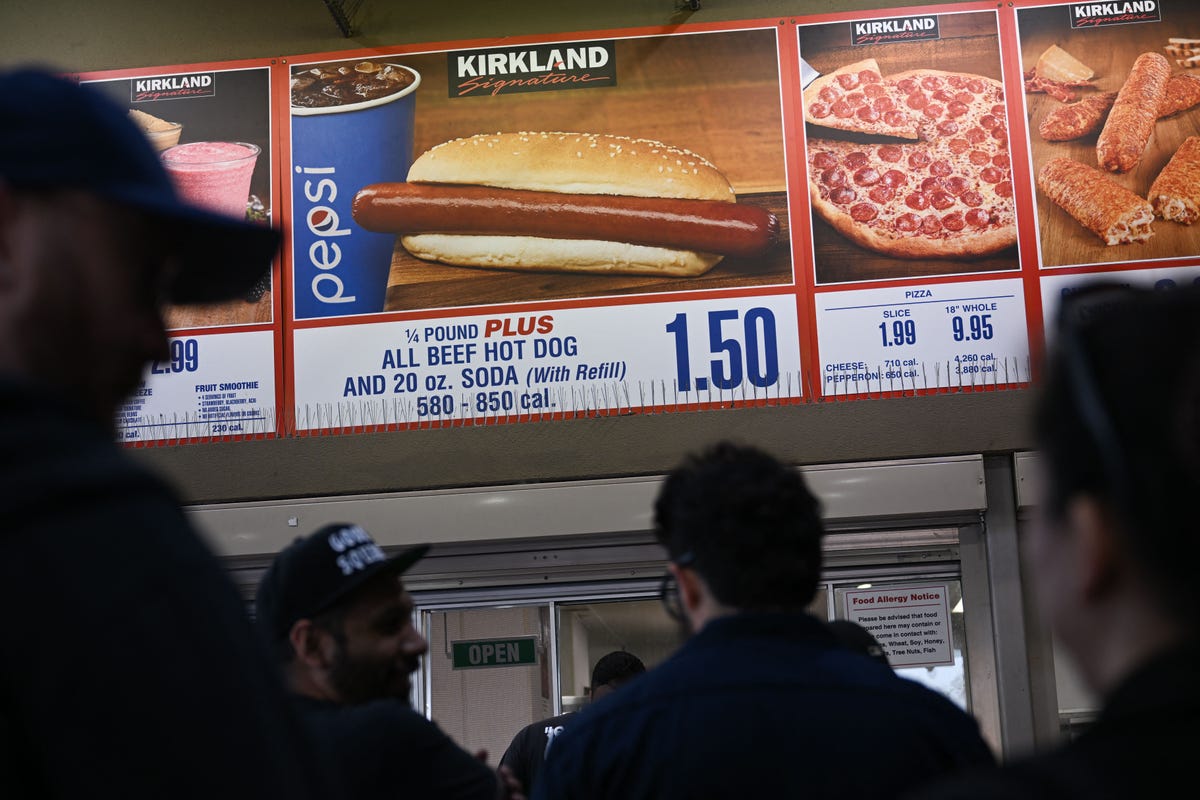 Les acheteurs affamés de Costco attendent pour commander leurs hot-dogs.
