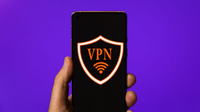 Telefon s črkama VPN in logotipom Wi-Fi na zaslonu