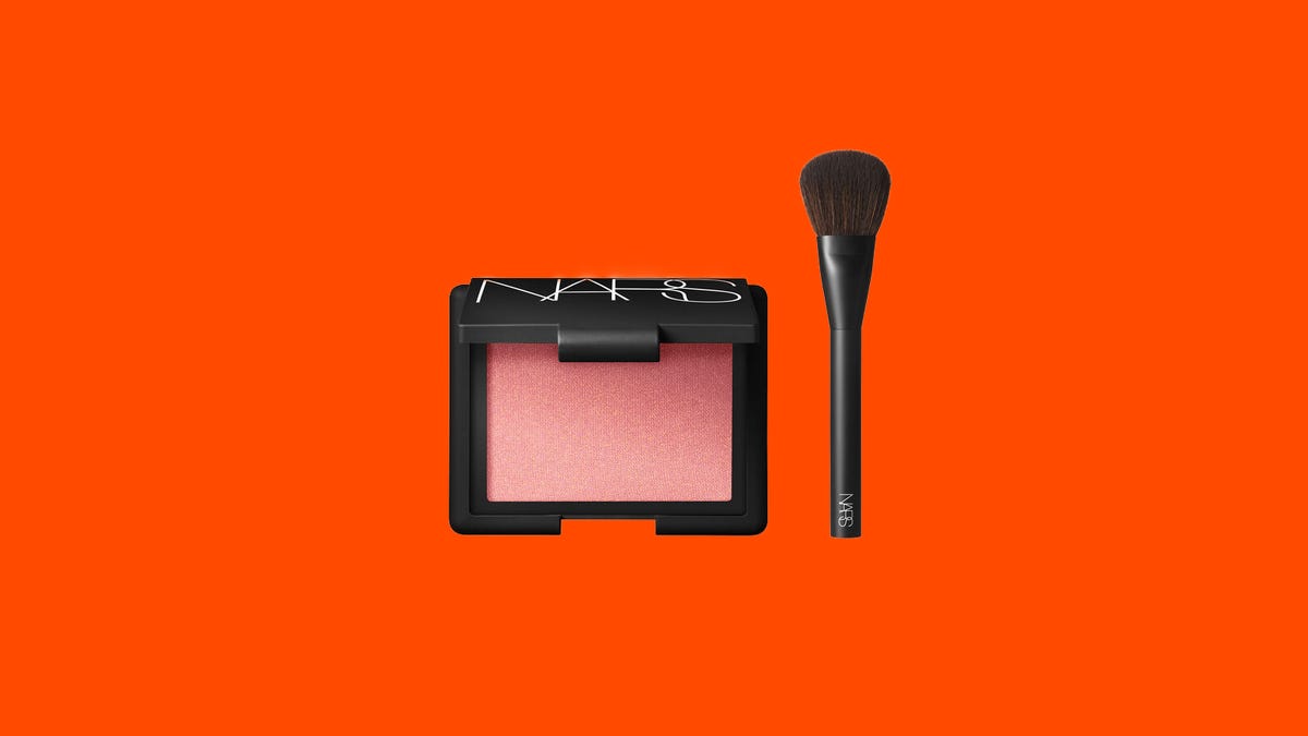 Blush and a brush on an orange background