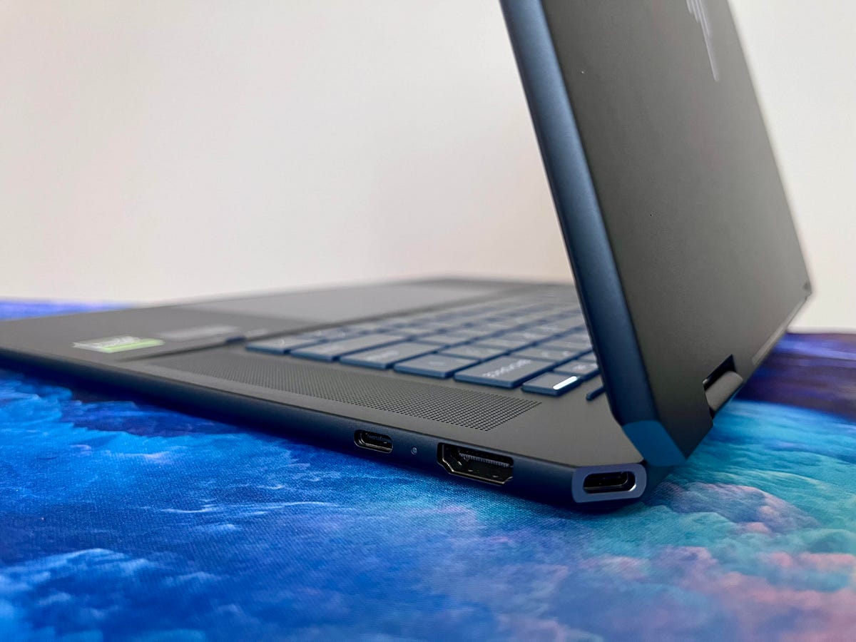 HP Spectre x360 16 ports on the right edge and corner