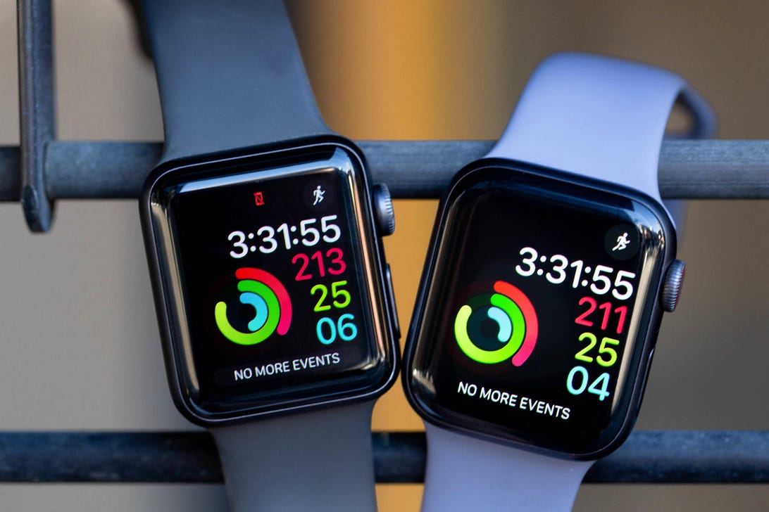 Une comparaison de deux montres Apple avec des exemples d'affichage.