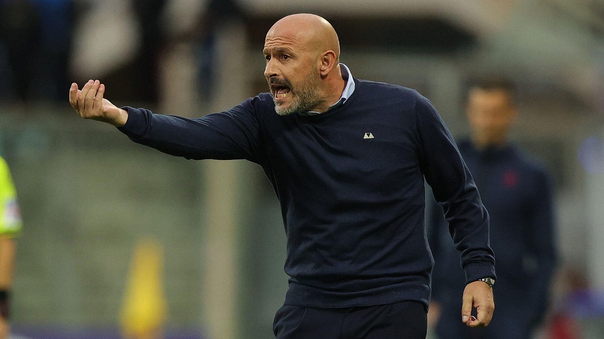 Manager of ACF Fiorentina Vincenzo Italiano, shouting, gesturing with his outstretched right hand