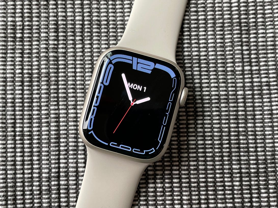 Apple Watch Series 7 sur fond texturé :