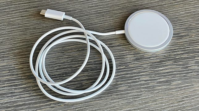 Best MagSafe and Magnetic Wireless Chargers for Apple iPhone 13 24