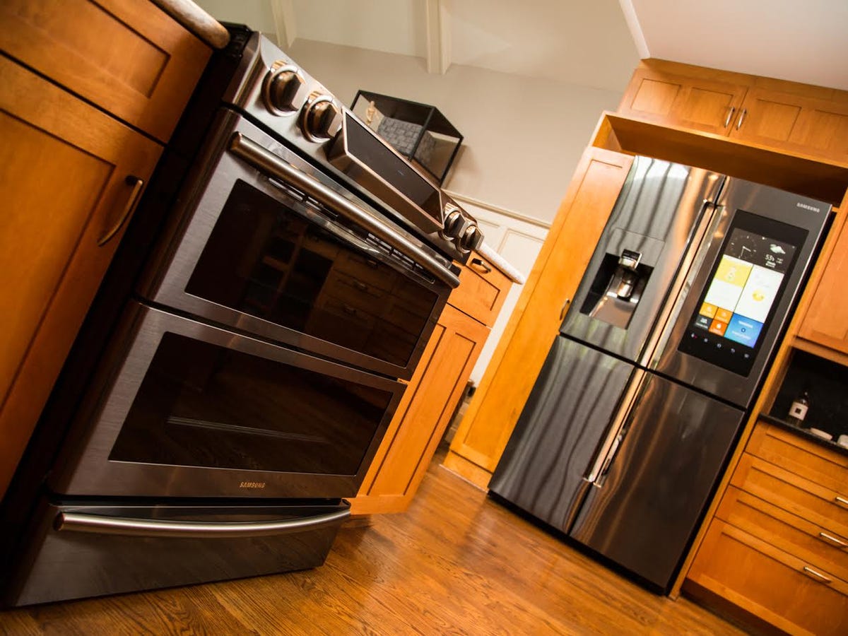 samsung-smart-kitchen-appliances-family-hub-wi-fi-range.jpg