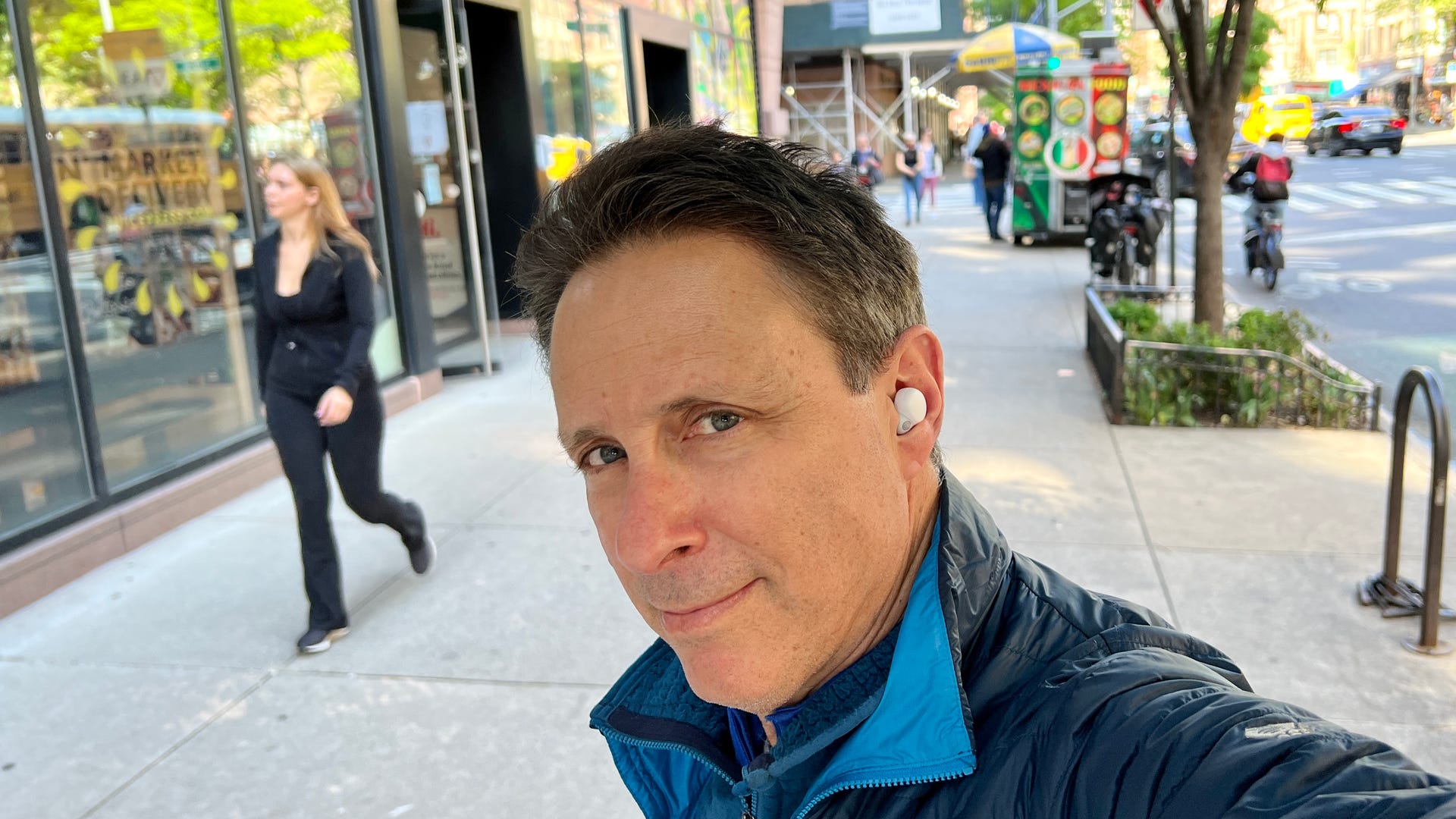 CNET editor David Carnoy models a pair of Sony LinkBuds S earbuds