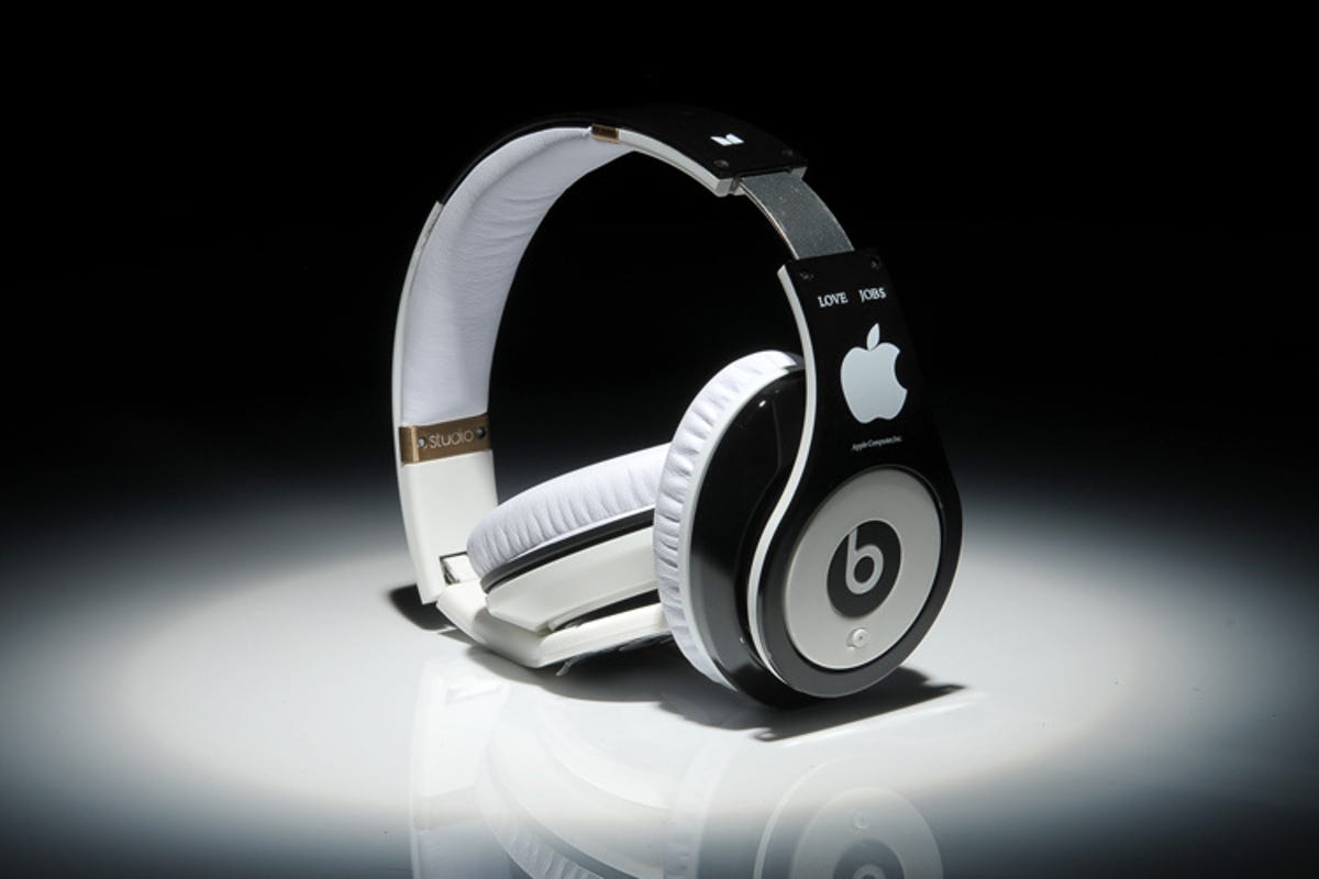 studio-steve-jobs-headphones-with-apple-logo3.jpg