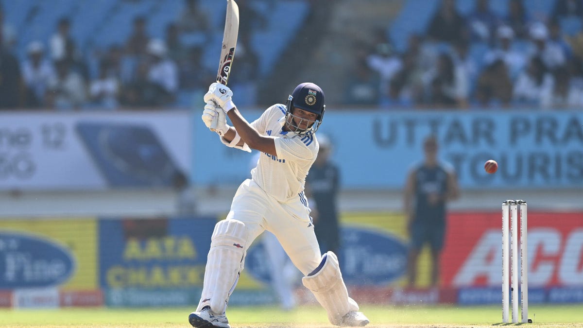 El bateador de la India Yashasvi Jaiswal golpea una pelota.