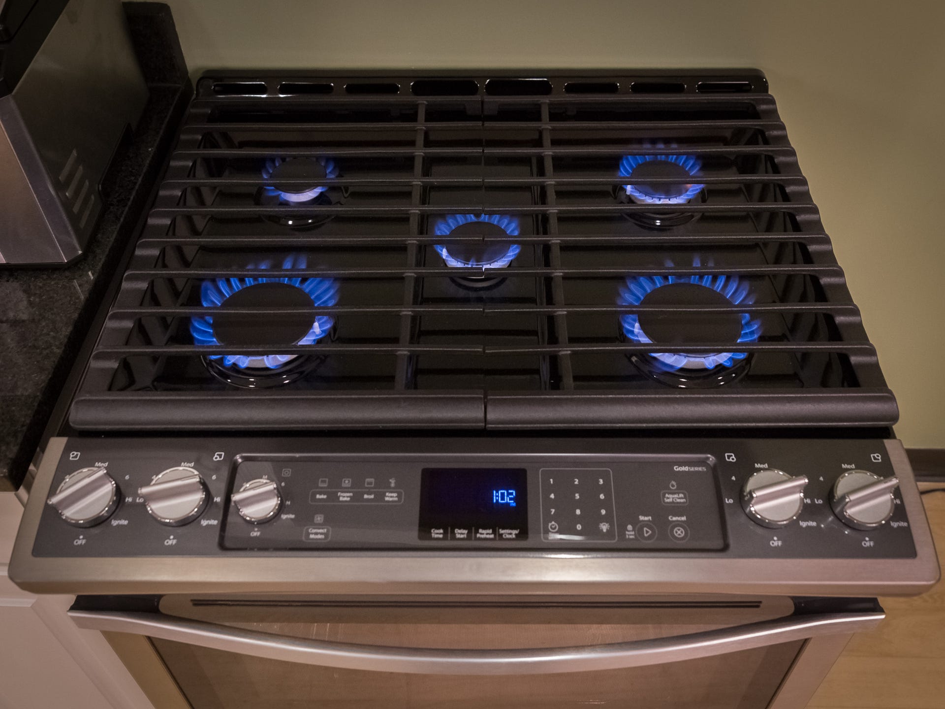 3 Best 36-inch Gas Cooktops of 2024 - Reviewed