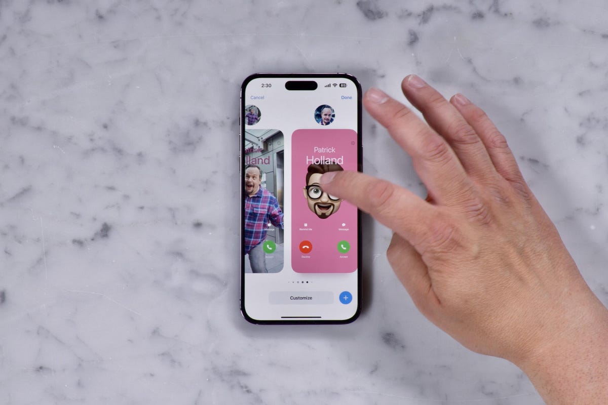 Een hand die een contactposter op een iPhone bewerkt