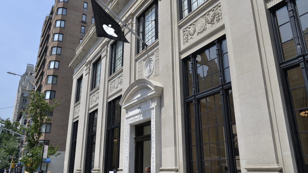 Apple brings iVault to Upper East Side - CNET