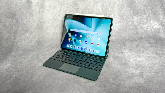 OnePlus Pad-tablet op een achtergrond met marmerpatroon.