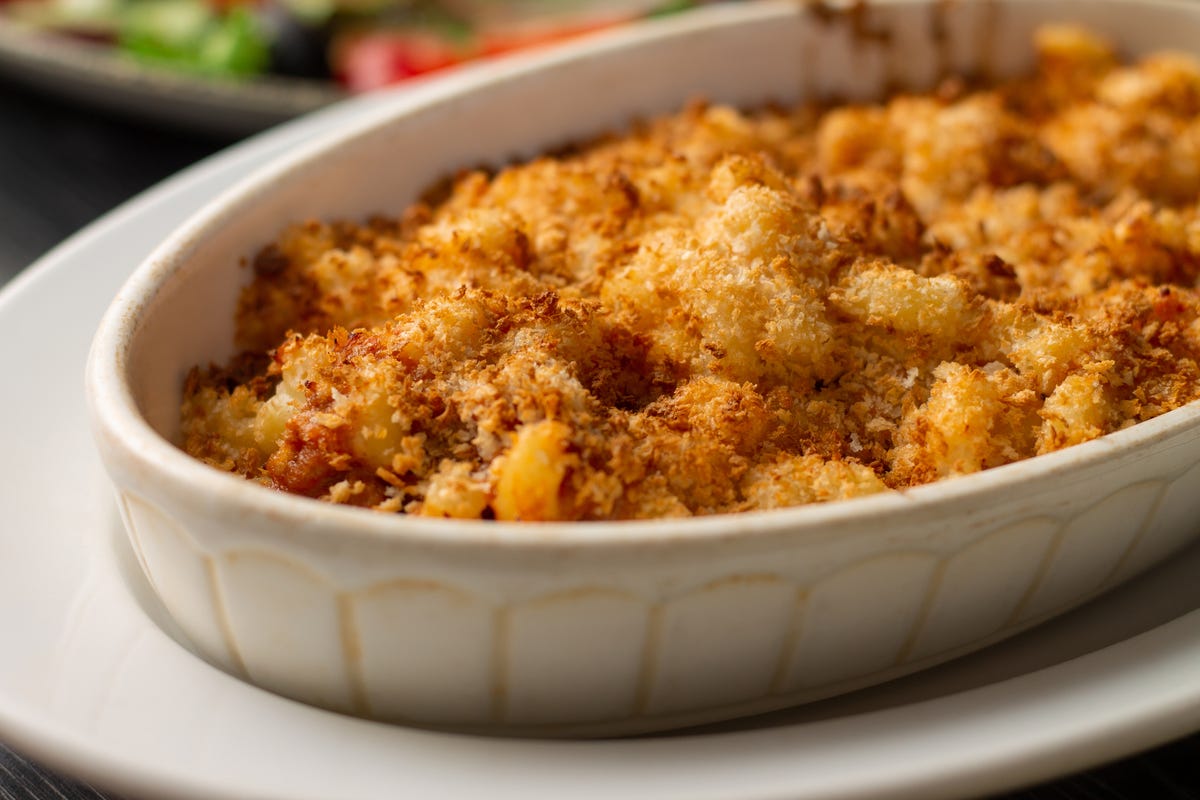 mac and cheese topped with breadcrumbs