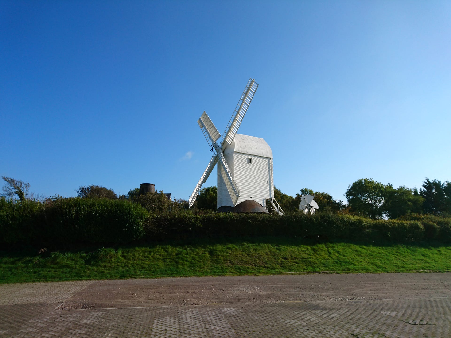 windmill-bluesky-sony-xperia-z5.jpg