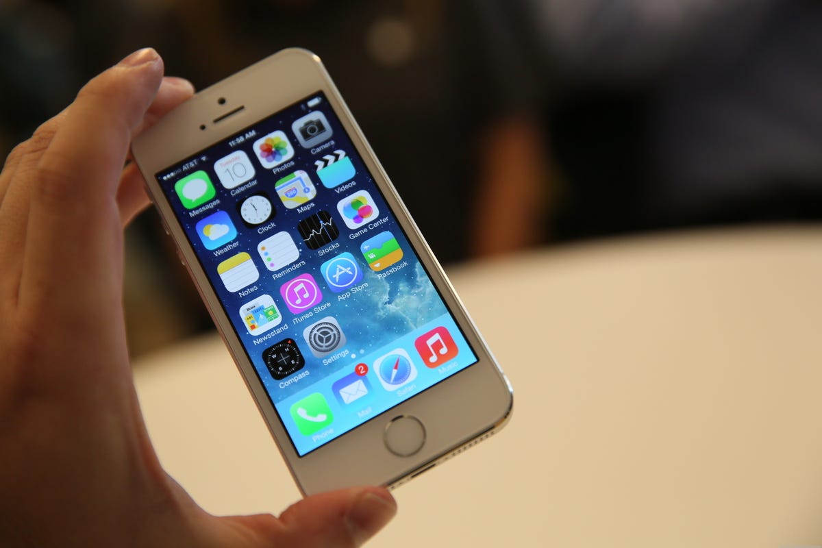 vi derefter Sig til side Apple iPhone 5S review: iPhone 5S hands-on: September 20 release date, 3  colors, new specs - CNET