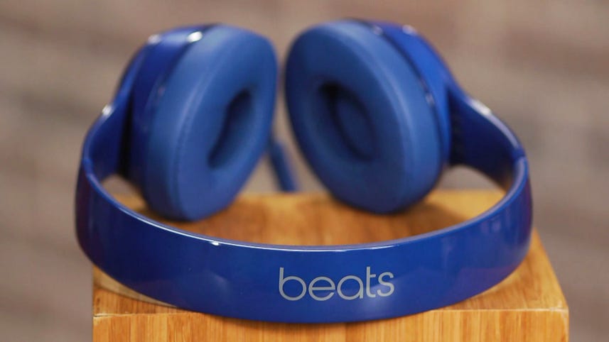 Logisk Lyrical Postnummer Beats Solo 2 review: Beats' next-gen on-ear headphone steps up its design  and sound - CNET