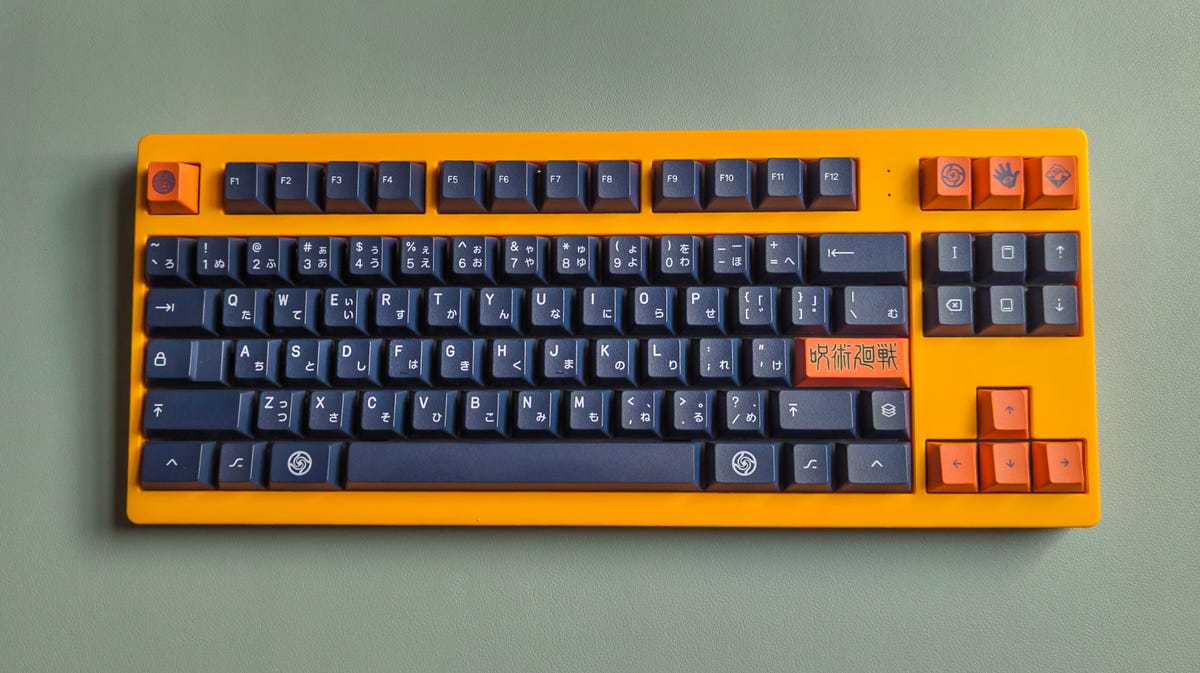 Monokei Standard x Jujutsu Kaisen mechanical keyboard Yuji Edition in orange with dark blue keycaps.