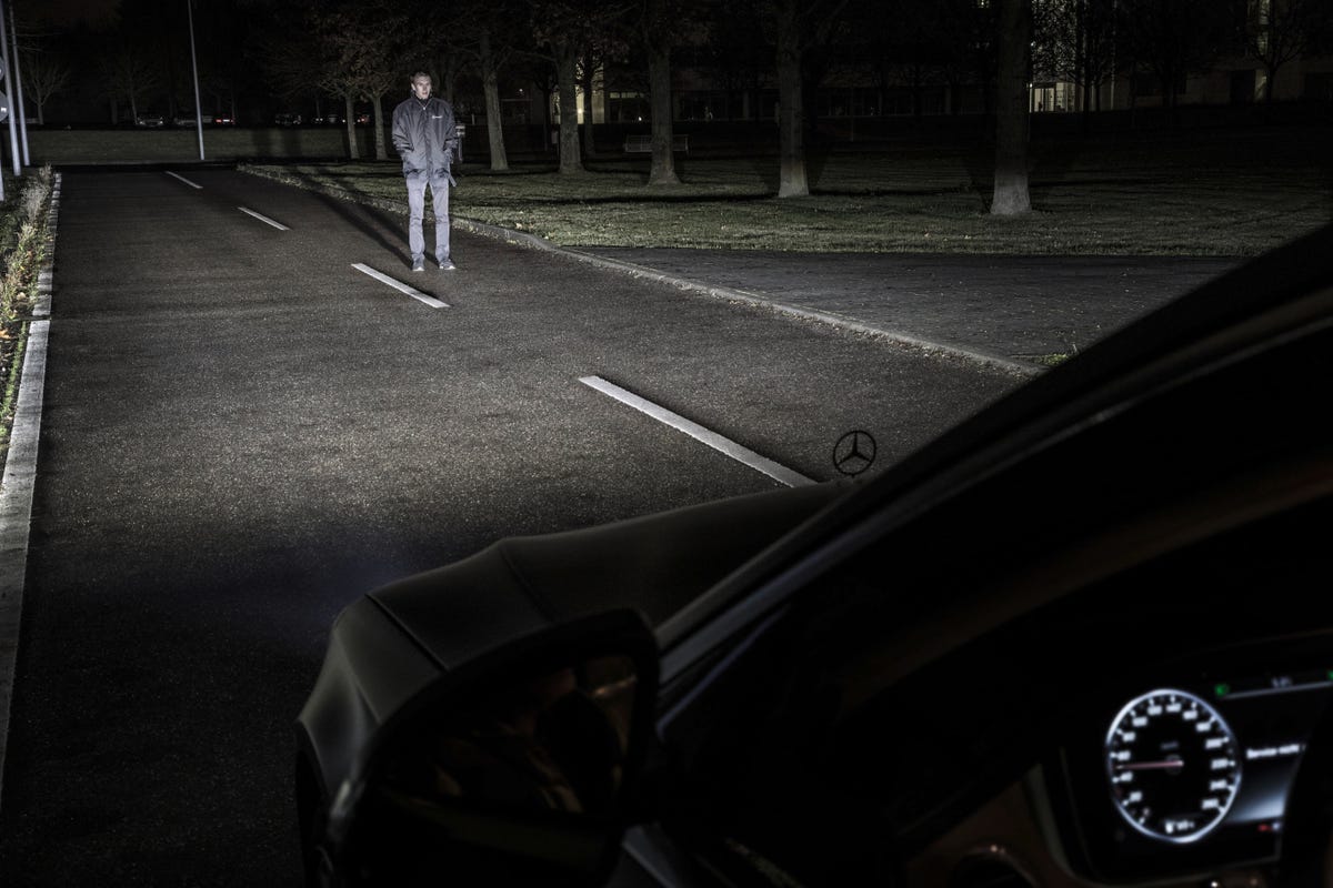 Weltpremiere in der Mercedes-Maybach S-Klasse: DIGITAL LIGHT: Das Licht der Zukunft kommt auf die Straße