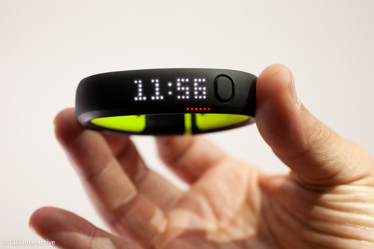 001NIke_Fuelband_35829199_productHANDS.jpg