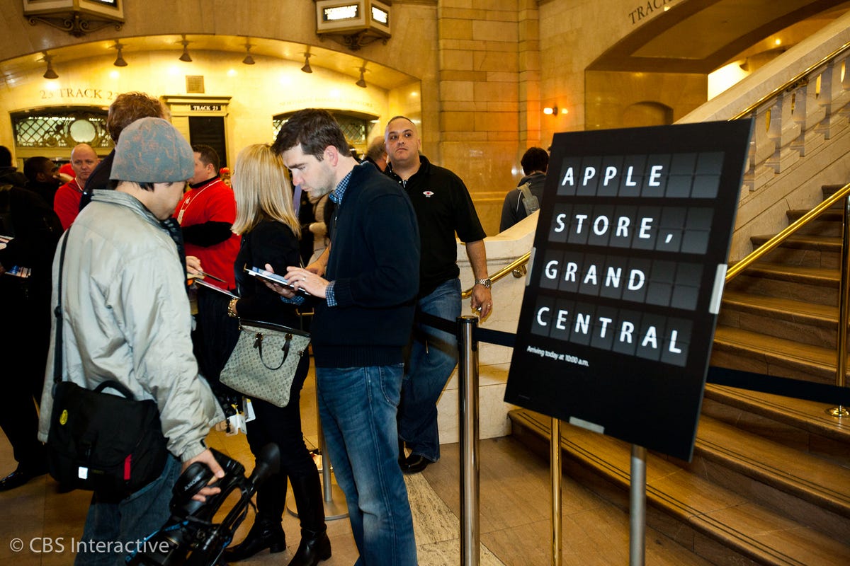 01_apple_store_grand_central_december9opening_cnet.jpg