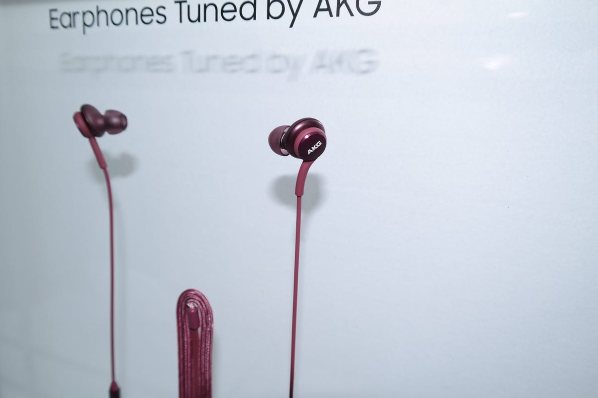samsung-s8-earphones-tuned-by-akg.jpg