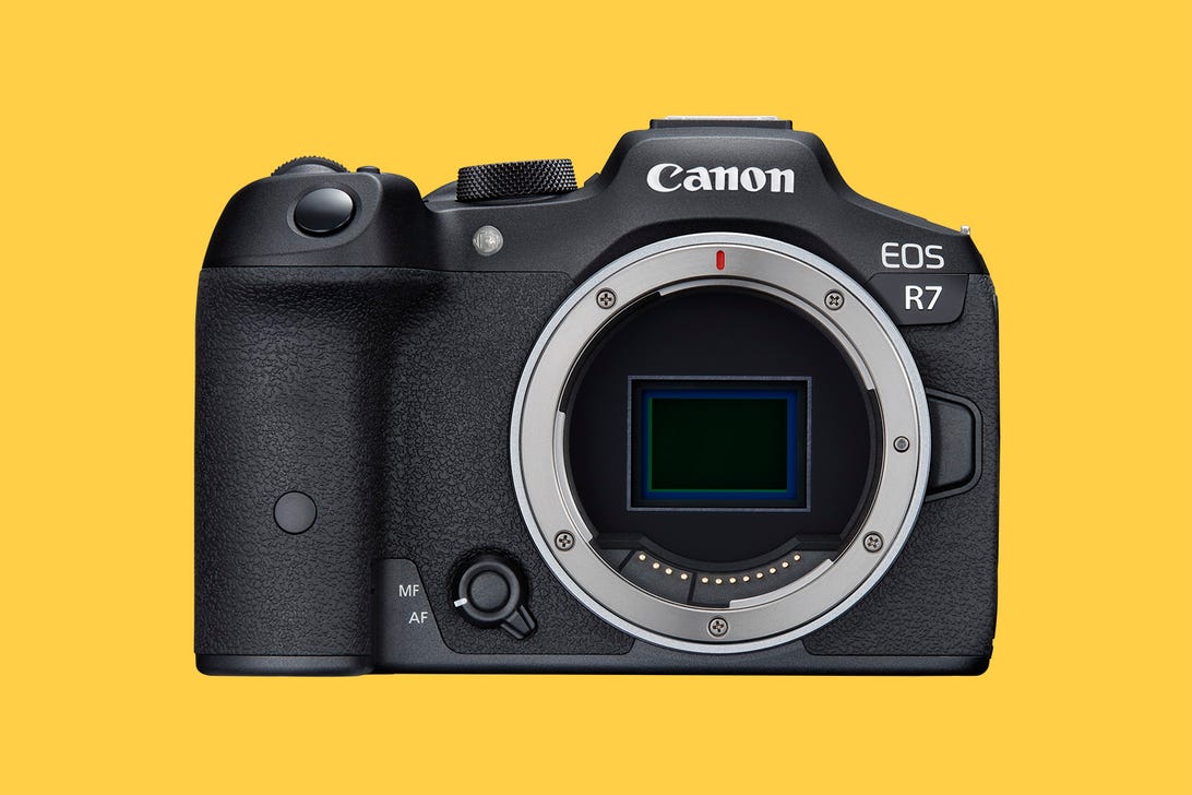 Canon R7 frontal, sin lente adjunta