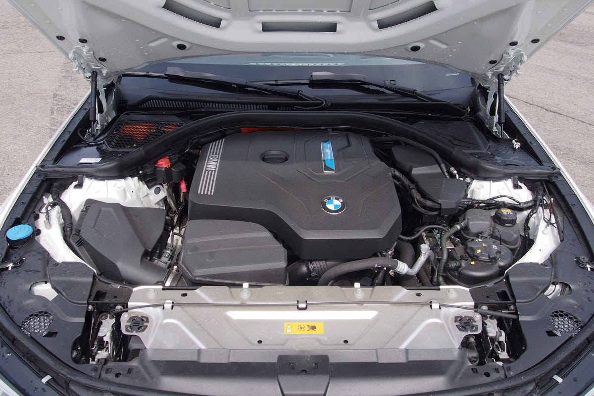 2021 BMW 330e Sedan - powertrain