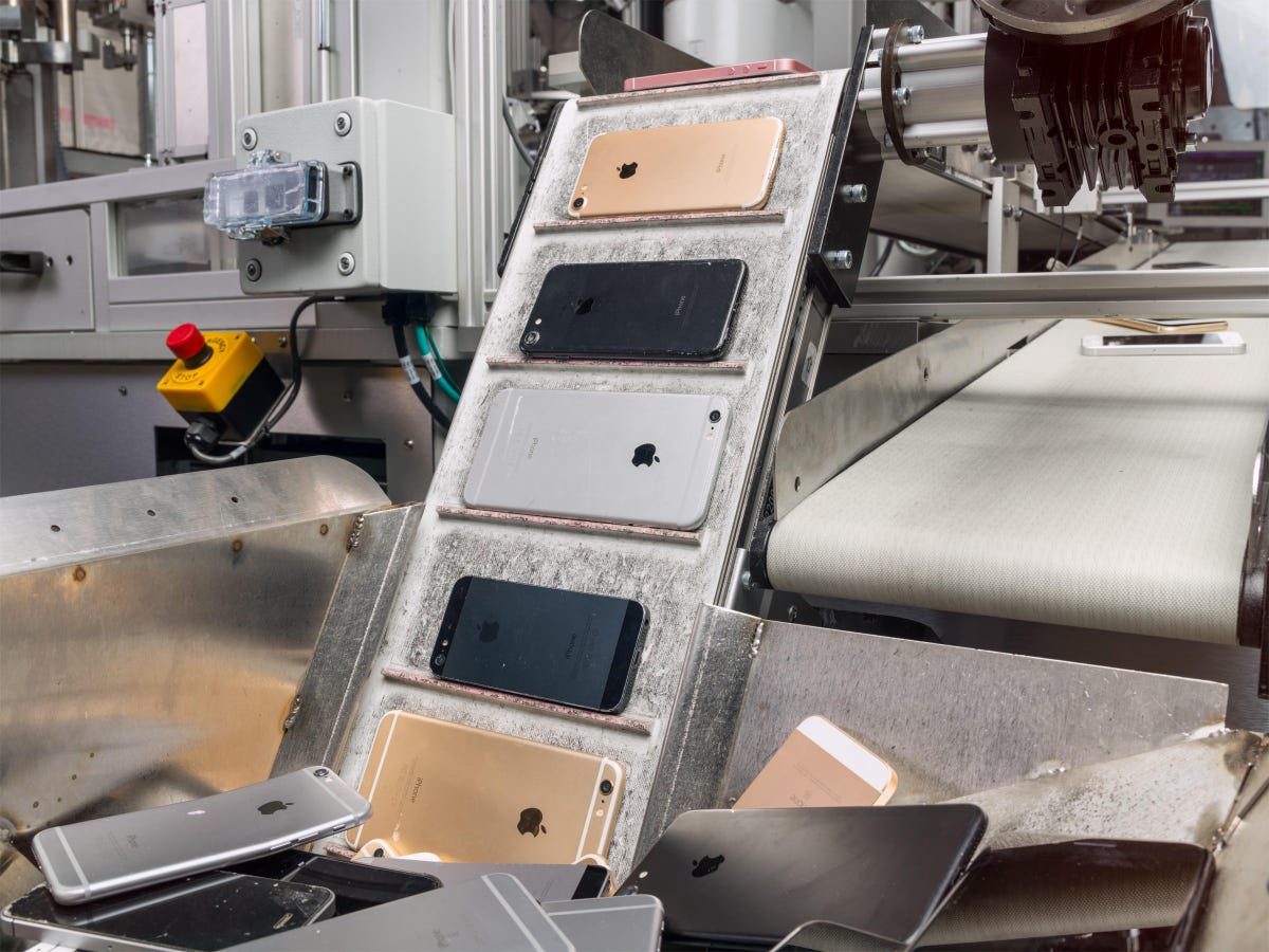 Apple's recycling robot Daisy with old iPhones