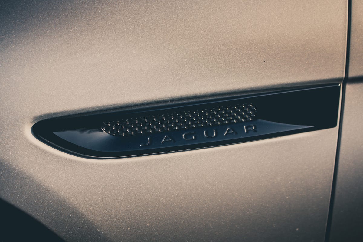 2017-jaguar-xfs-32.jpg