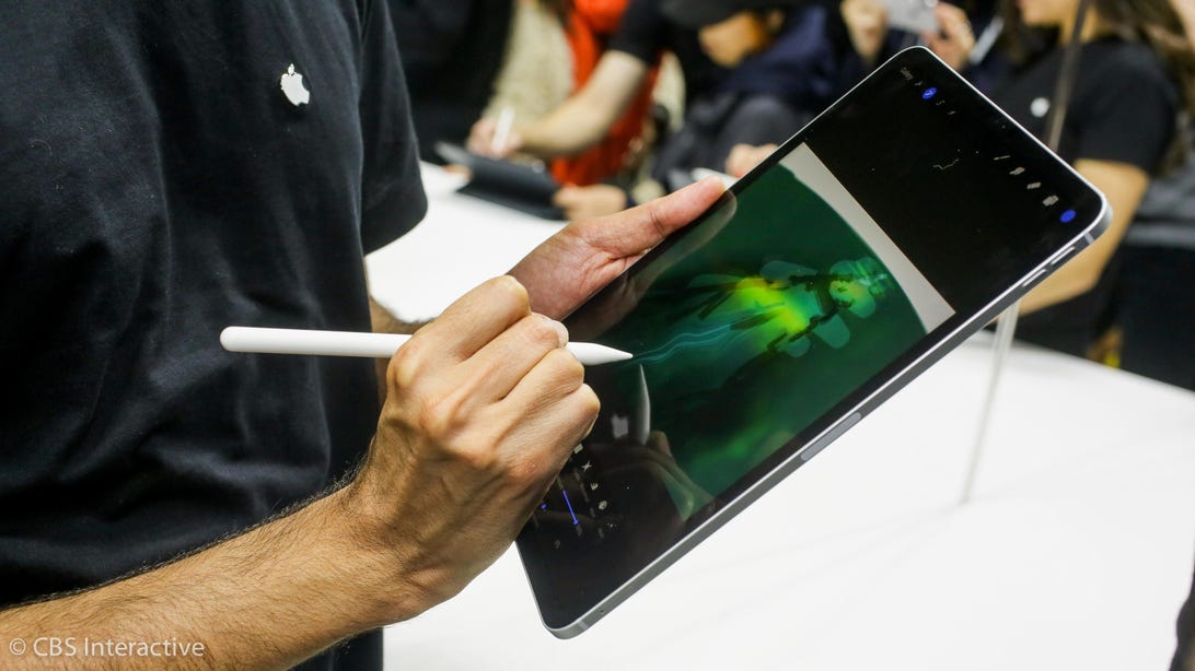 Apple Pencil ile iPad Pro 2018'de çiğneyen biri 