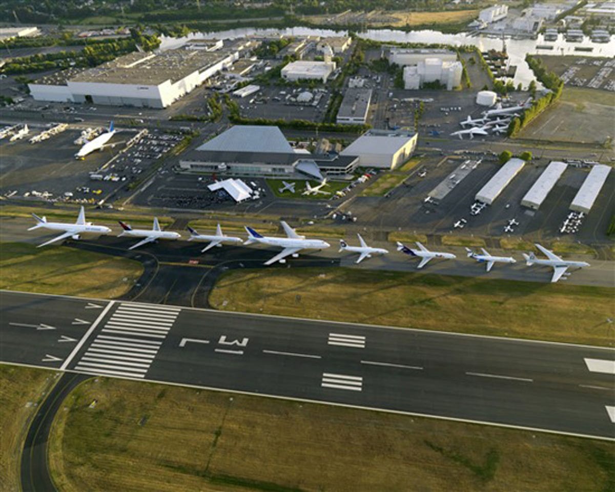 All_Boeing_7-series_planes_lined_up.jpg