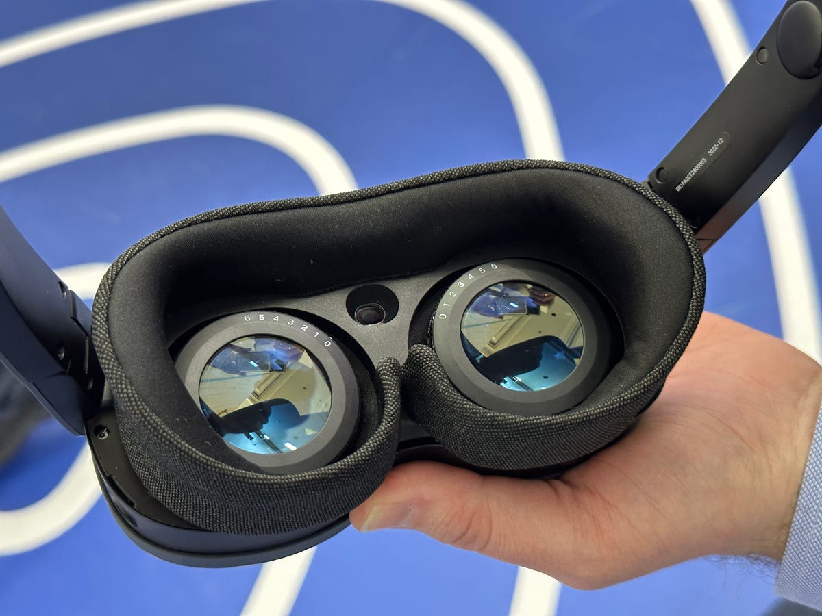 Lensleri ve dış tarafında rakamlar bulunan bir kadranı gösteren bir çift VR gözlüğünün içinde