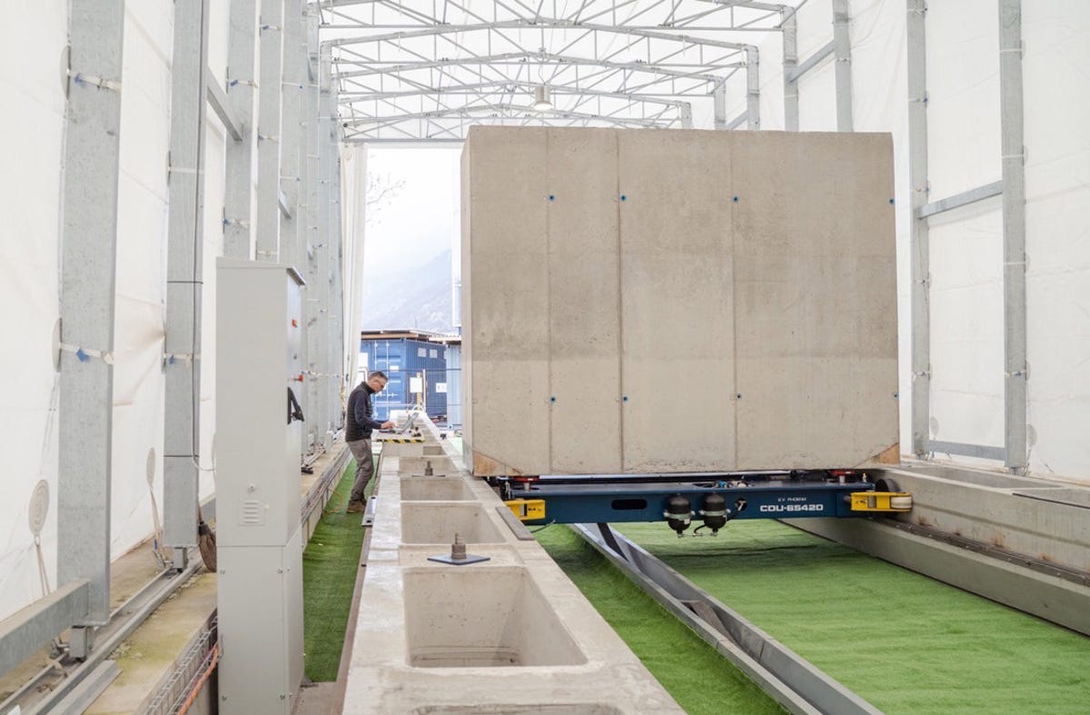 Um tijolo de 24 toneladas do Energy Vault montado no sistema de carrinho que coloca os tijolos no armazenamento e os move para os elevadores