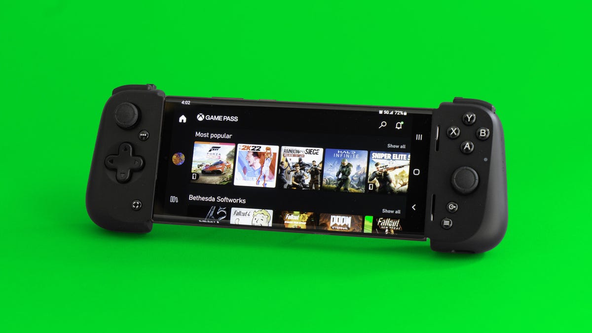 Razer Kishi v2 controller on the Samsung Galaxy S22 Ultra with Xbox Game Pass most popular game thumbnails