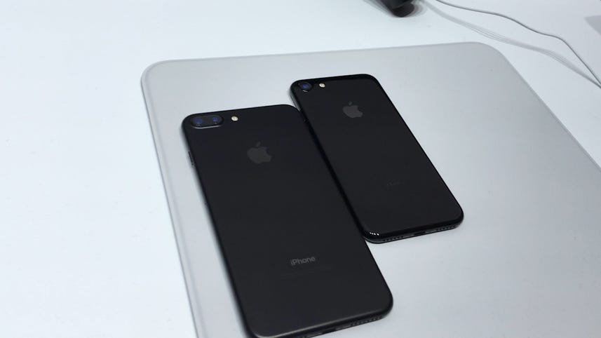 Jet black iPhone 7 vs. matte black iPhone 7 Plus
