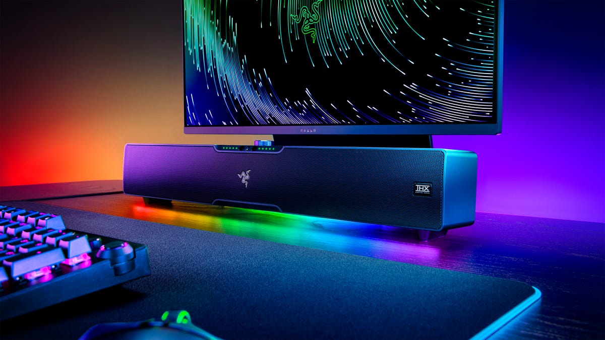 Một soundbar Leviathan V2 Pro hiển thị trên máy tính để bàn với ánh sáng nhiều màu và một số phụ kiện chơi game